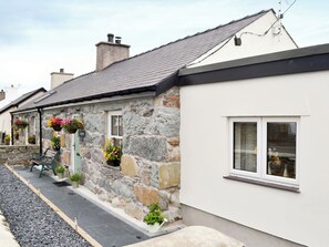 Exterior - 3 bedroom accommodation in Bethesda Bach, near Caernarfon (Bethesda Bach, near Caernarfon)