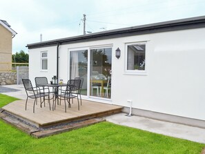 Outdoor dining - 3 bedroom accommodation in Bethesda Bach, near Caernarfon (Bethesda Bach, near Caernarfon)