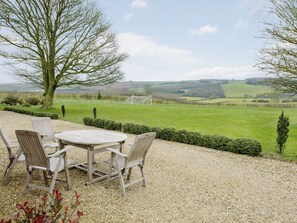 Outdoor dining - The Stables at Weedon Hill Farm (Weedon, near Daventry)