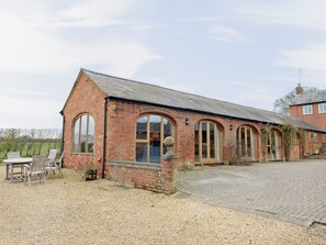 Exterior - The Stables at Weedon Hill Farm (Weedon, near Daventry)