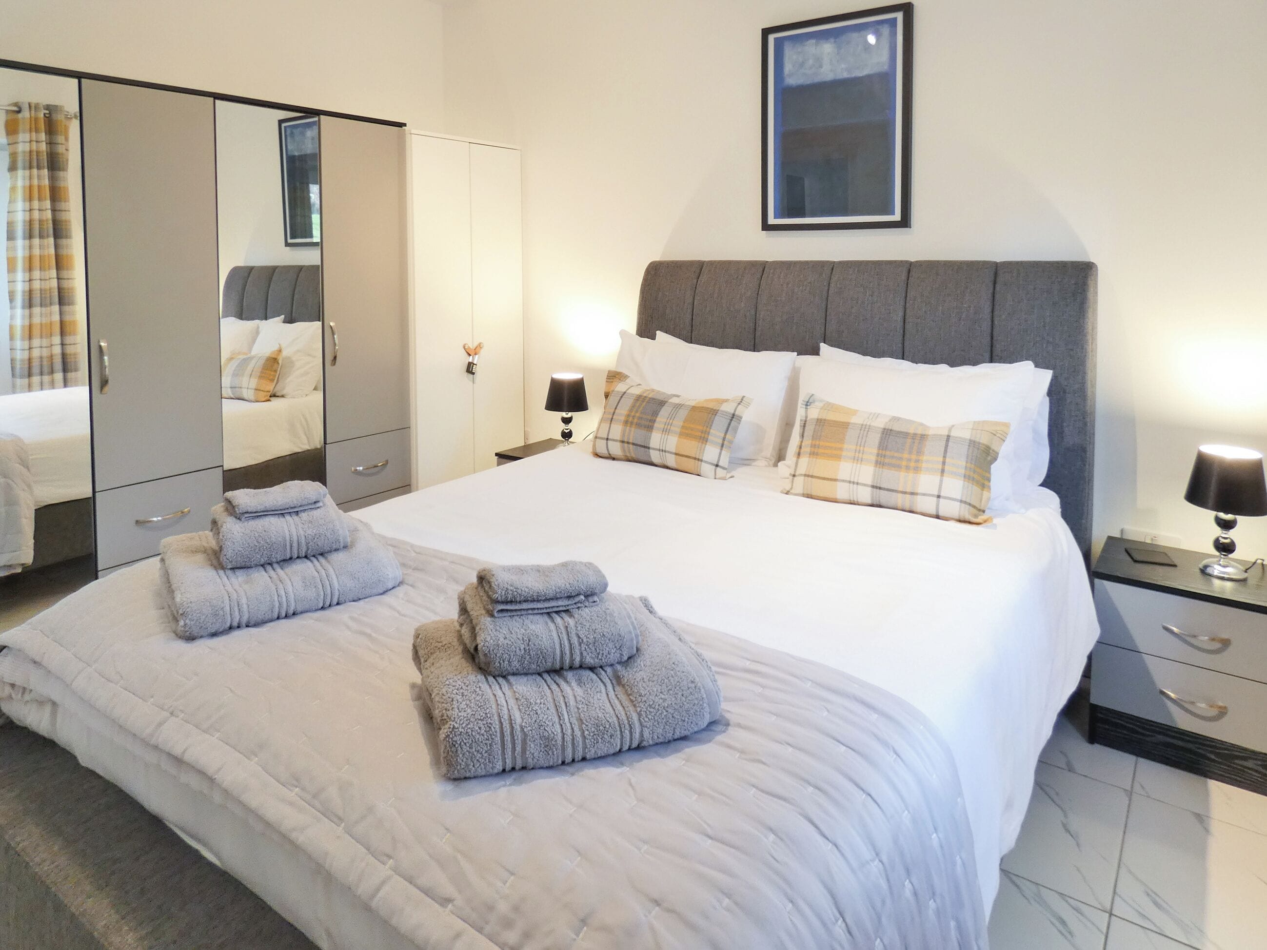 2 عدّة غرف نوم وواي فاي مجانًا وملاءات أسرّة