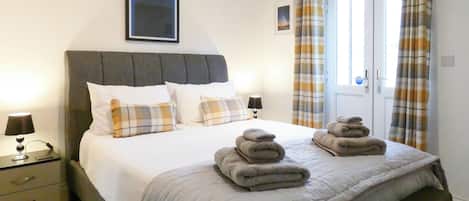 2 室のベッドルーム、WiFi (無料)、ベッドシーツ