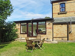 Outdoor dining - The Gatehouse - UK2482 (Scarborough)