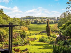 Property grounds - 3 bedroom accommodation in Sevenhampton, near Cheltenham (Sevenhampton, near Cheltenham)