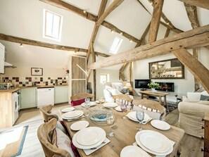 Dining - 3 bedroom accommodation in Hanley Castle (Hanley Castle)
