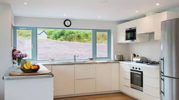 Een vaatwasser, een vriezer