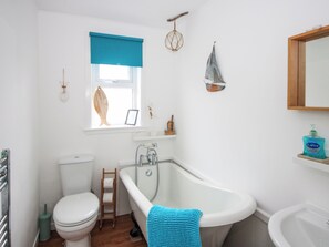A bathroom with a white toilet, a bathtub, and a bidet. - 3 bedroom accommodation in Poolewe, near Gairloch (Poolewe, near Gairloch)