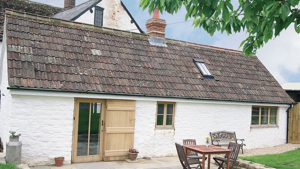 Outdoor dining - Quaint, cosy and comfortable… The Brewhouse is just that. (Foxham)