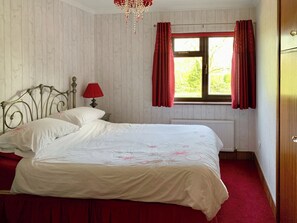 6 bedrooms, free WiFi, bed sheets, wheelchair access