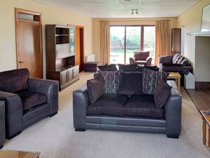 TV - 6 bedroom accommodation in Baschurch, near Shrewsbury (Baschurch, near Shrewsbury)