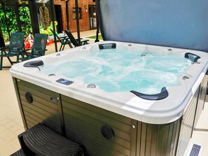 Outdoor spa tub - 6 bedroom accommodation in Baschurch, near Shrewsbury (Baschurch, near Shrewsbury)