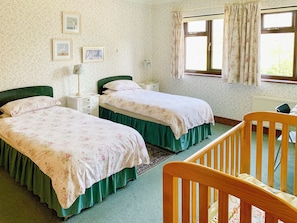 6 bedrooms, free WiFi, bed sheets, wheelchair access
