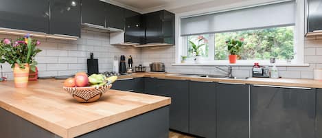 Dishwasher, cookware/dishes/utensils