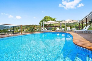 Piscina externa, funciona das 7h às 19h, guarda-sóis, espreguiçadeiras