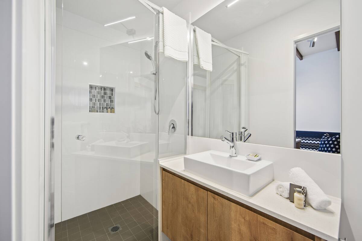 boat bungalow explorer class | bathroom | shower, free toiletries, hair dryer, towels