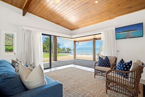 Beach Shack | Living area | 70-cm flat-screen TV with cable channels, TV, DVD player - Freedom Shores (Woodwark)