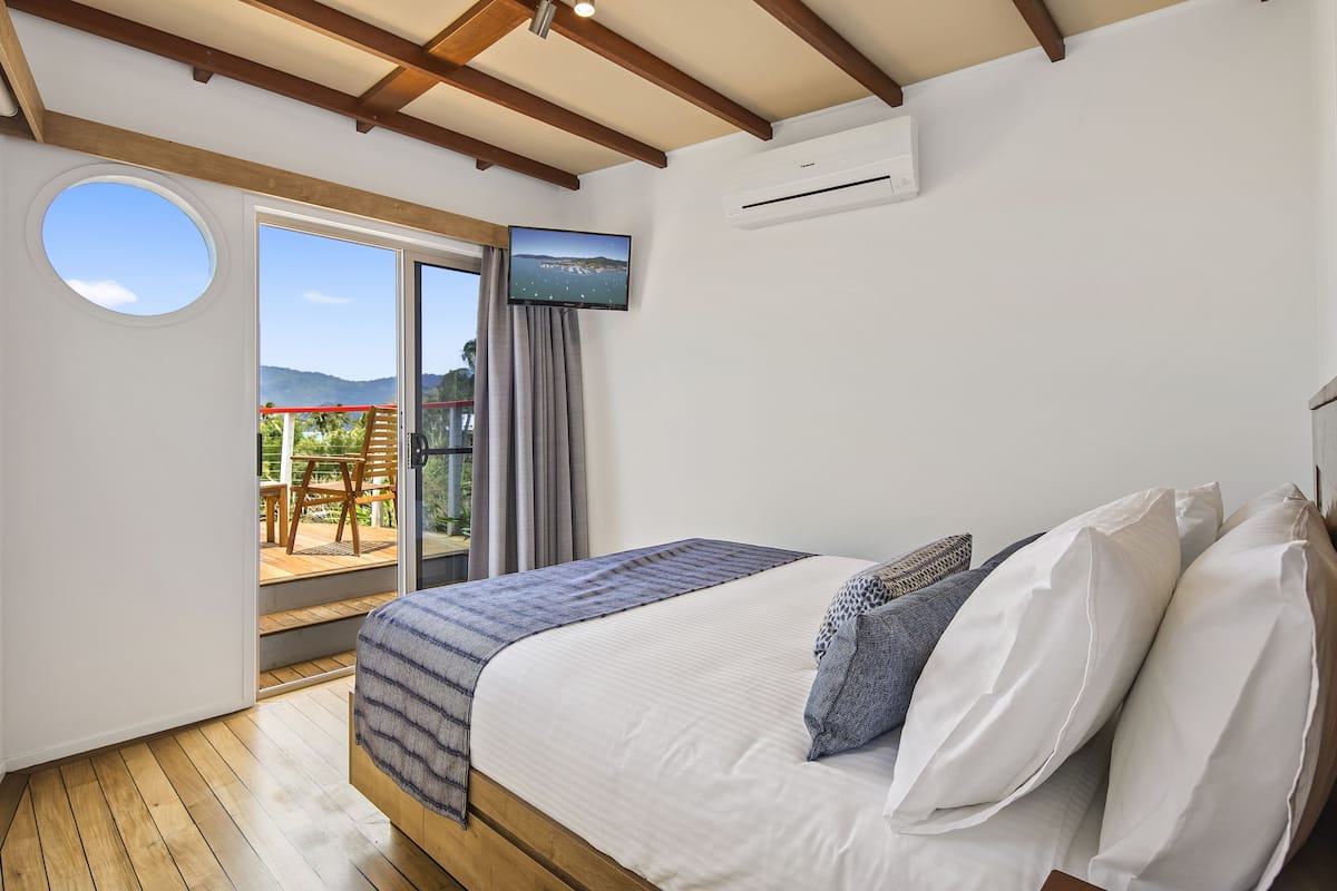 Quarto com design assinado, 1 cama Queen | Vista do quarto