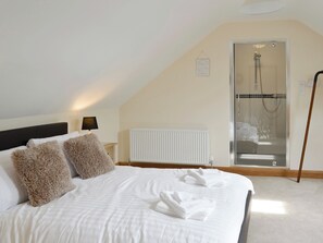 5 bedrooms, free WiFi, bed sheets