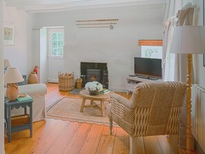 Fireplace - 1 bedroom accommodation in Glen Deveron, by Huntly (Glen Deveron, by Huntly)