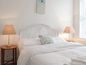 3 bedrooms, free WiFi, bed sheets - 3 bedroom accommodation in Trimsaran, near Kidwelly (Trimsaran, near Kidwelly)