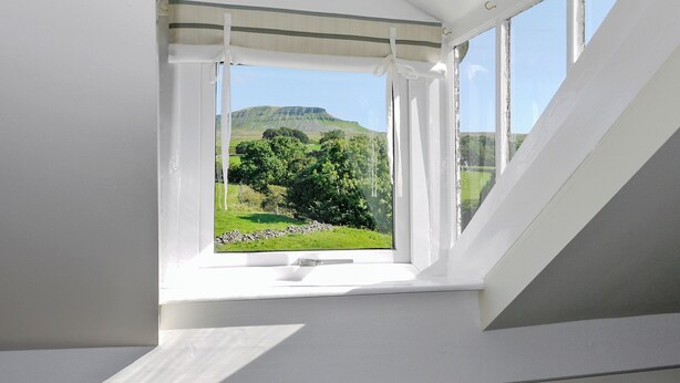 A room with a skylight and a view of a green landscape. - 3 bedroom accommodation in Horton in Ribblesdale, near Settle (Horton in Ribblesdale, near Settle)
