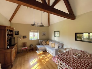 TV - 2 bedroom accommodation in Tarlton, Cirencester (Tarlton, Cirencester)