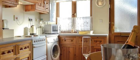 Cookware/dishes/utensils