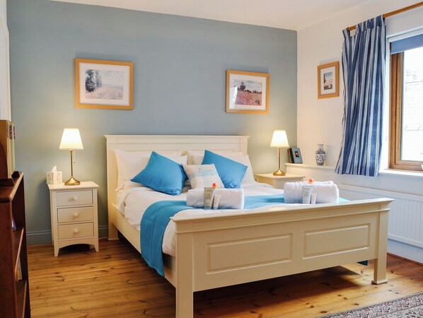 Well presented King Size double bedroom | Draig&rsquo;s Cottage, Abergavenny