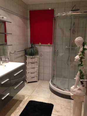 Een douche, een haardroger, handdoeken, zeep