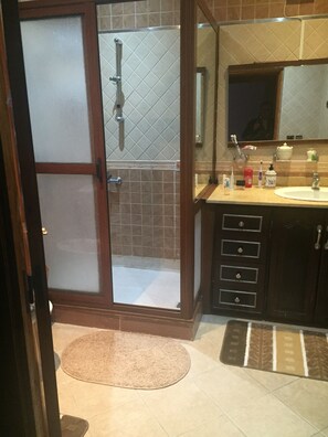 Regadera, bidet, toallas, jabón