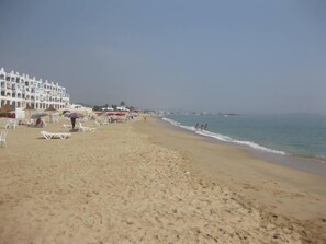 Playa en los alrededores, camastros y toallas de playa