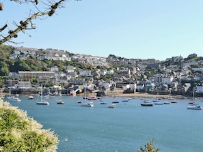 Marina - A characterful holiday home with an attractive open plan layout. (Lerryn)
