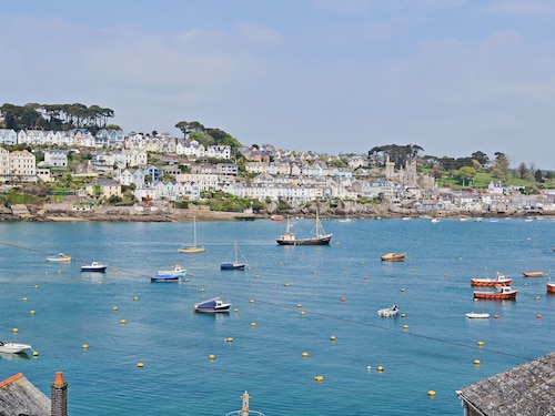 A characterful holiday home with an attractive open plan layout.