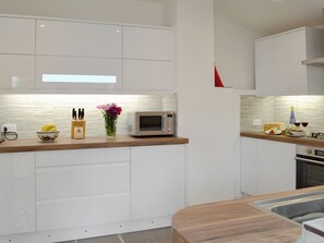 Dishwasher, cookware/dishes/utensils - 2 bedroom accommodation in Brixham (Brixham)