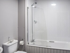 A modern bathroom with a glass-enclosed shower, a toilet, and a bathtub. - 4 bedroom accommodation in Whitby (Whitby)