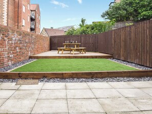Outdoor dining - 4 bedroom accommodation in Whitby (Whitby)