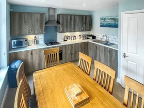 Oppvaskmaskin og høy barnestol