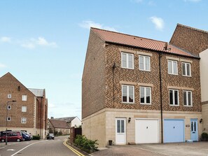 Exterior - 4 bedroom accommodation in Whitby (Whitby)