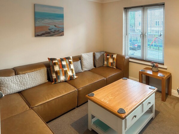 TV - 4 bedroom accommodation in Whitby (Whitby)
