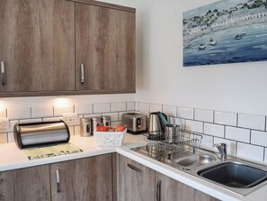 Oppvaskmaskin og høy barnestol