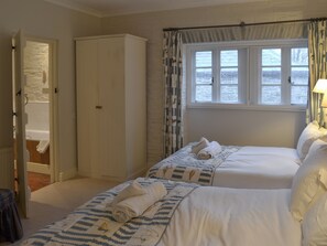 8 bedrooms, free WiFi, bed sheets - 8 bedroom accommodation in Colquite, Washaway (Colquite, Washaway)