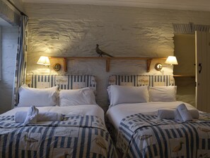 8 bedrooms, free WiFi, bed sheets