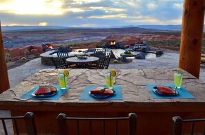 Outdoor dining - KOKOPELLI HOUSE-Enchanting/Luxurious Desert Southwestern Home w/Panoramic views! (Page)