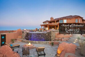Property grounds - KOKOPELLI HOUSE-Enchanting/Luxurious Desert Southwestern Home w/Panoramic views! (Page)