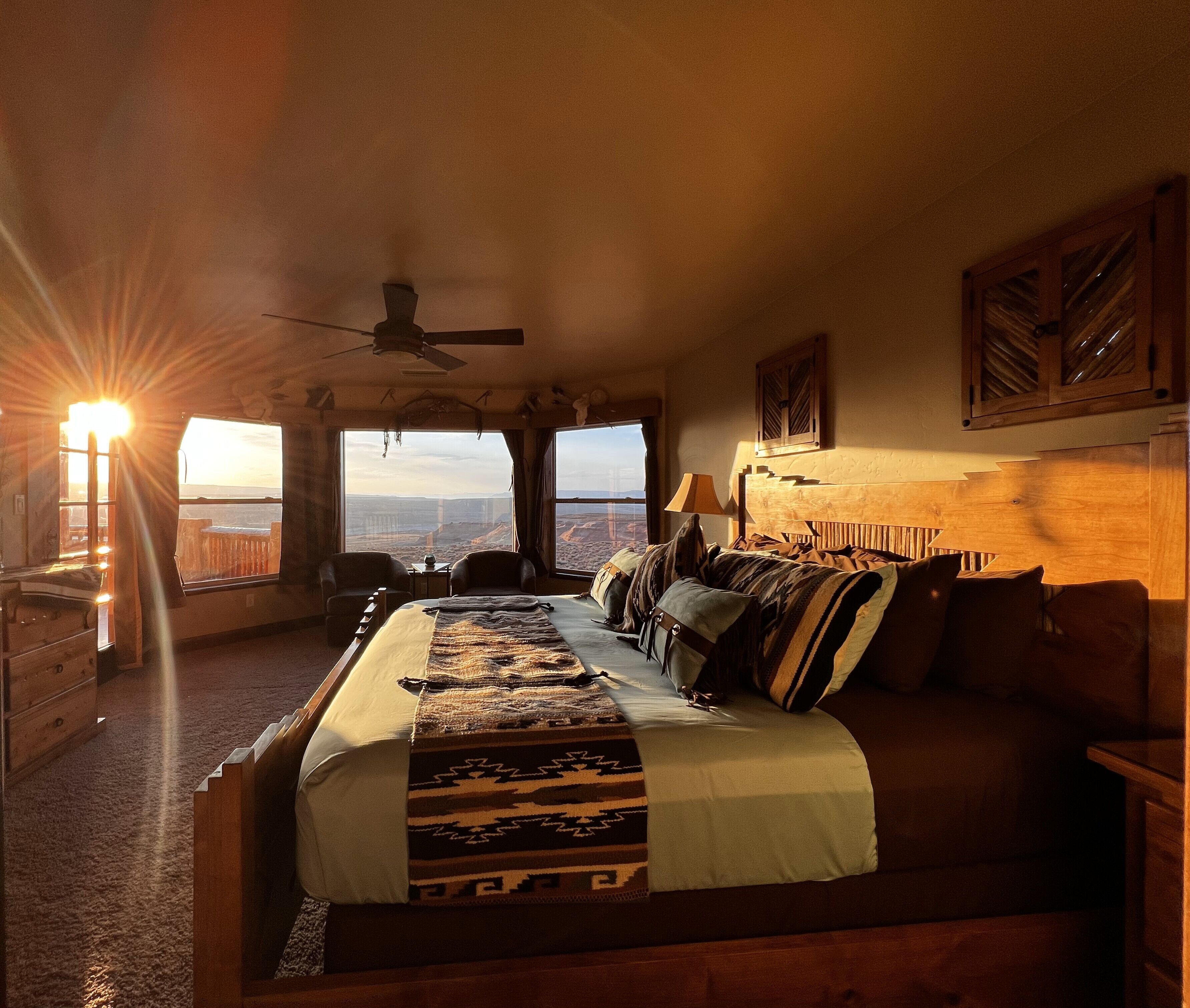 4 slaapkamers, een bureau, een strijkplank/strijkijzer, reisbedje