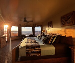 4 bedrooms, desk, iron/ironing board, travel crib - KOKOPELLI HOUSE-Enchanting/Luxurious Desert Southwestern Home w/Panoramic views! (Page)