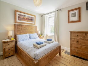 4 عدّة غرف نوم وواي فاي مجانًا وملاءات أسرّة