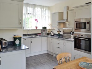Dishwasher, high chair, cookware/dishes/utensils - Station House - HW7742 (Glyndyfrdwy, near Llangollen)