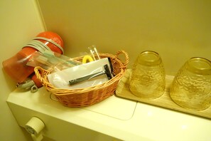 Tina con regadera, tina profunda, amenidades de baño gratuitas