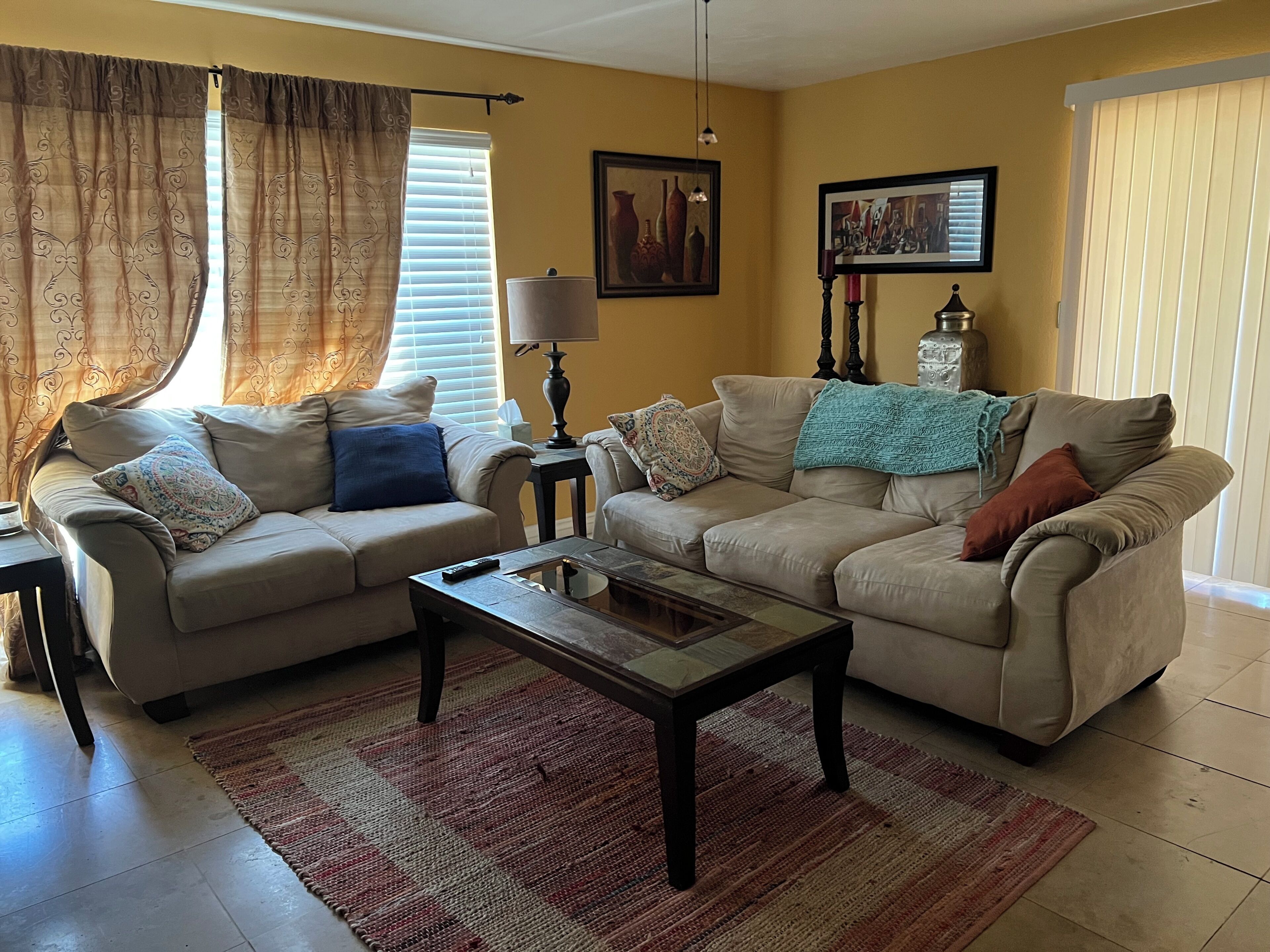 Een televisie en boeken